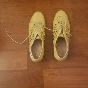 New women's shoes with lace